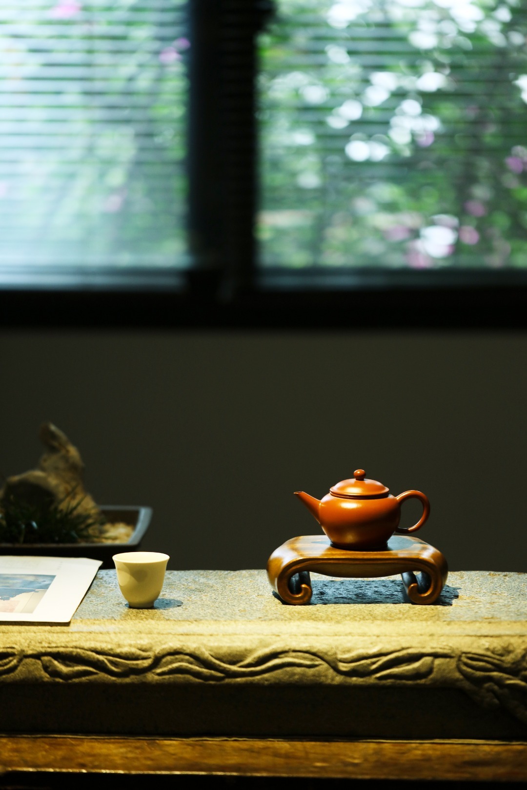 金丝楠阴沉木 | 卷书式·底座取材金丝楠阴沉木，一木制成卷书式，料质温润细腻，底