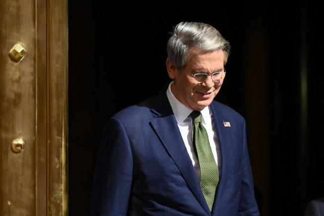 贝森特一句“美国是中国盟友”，直接把三国网民整懵了。

别急着感动。华尔街出身的