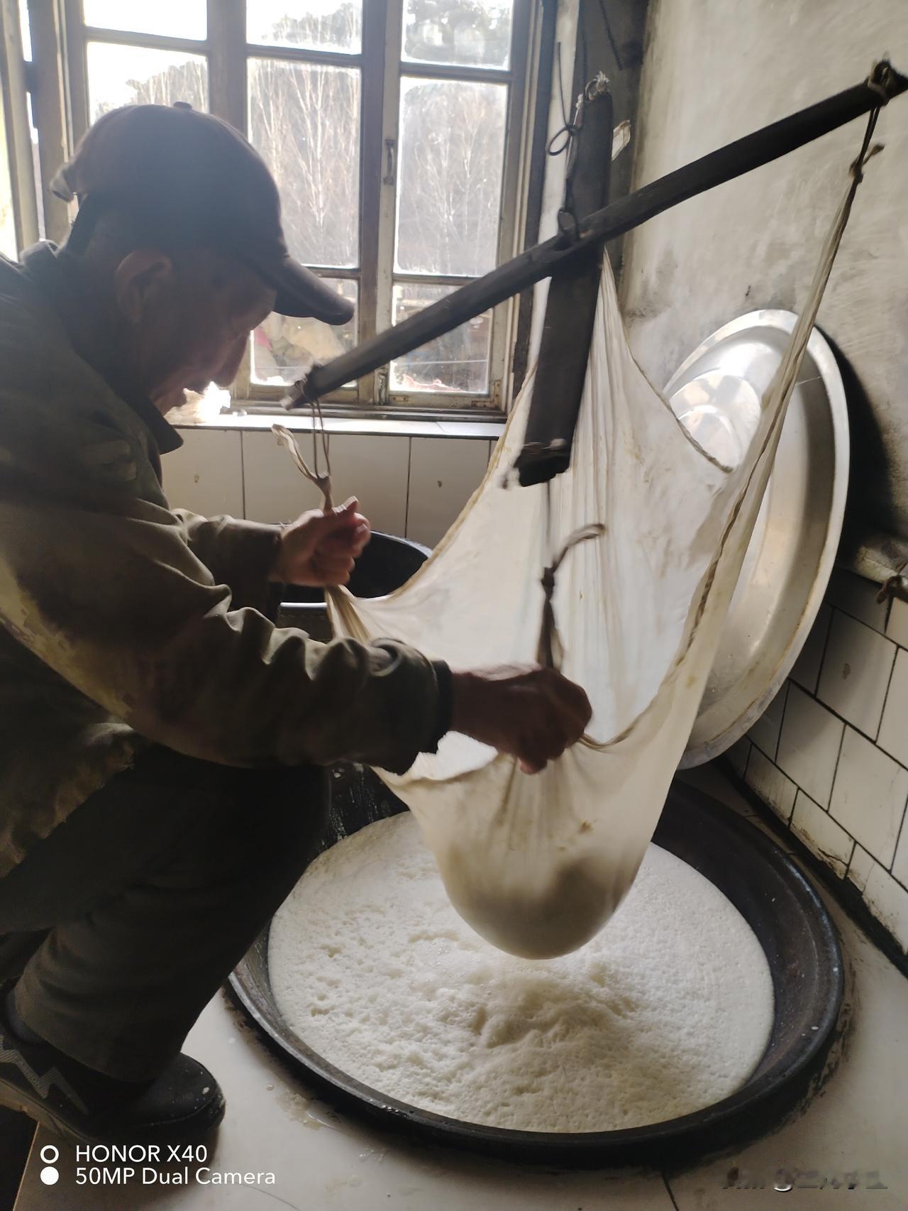 新年爱好打卡今天家里做豆腐了，看看这大铁锅，有没有让你想起过去那遥远的年代？