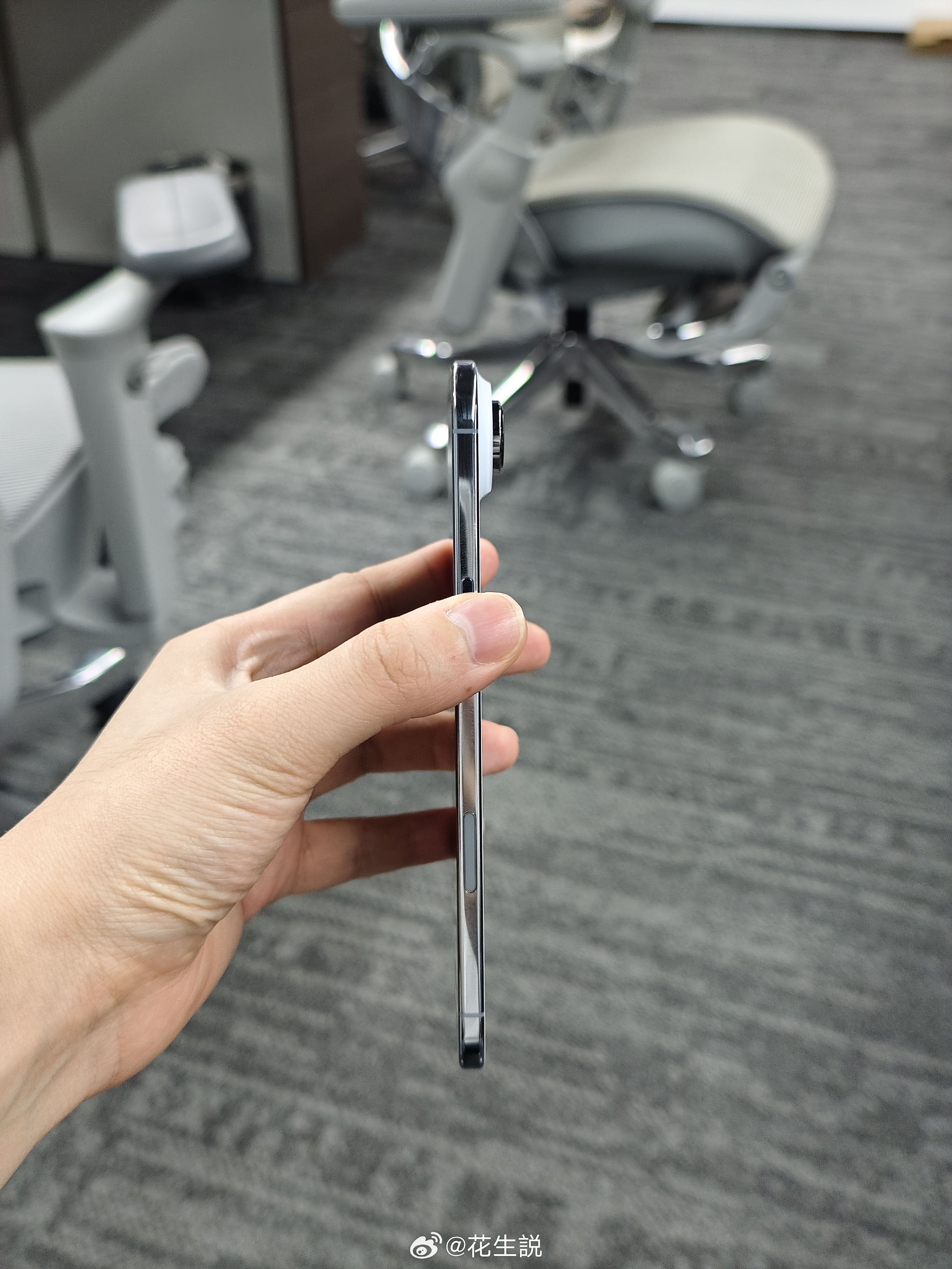 除了Pro Max，这几年苹果也一直在出一些特别的机型，来缓解大家的手部压力mi