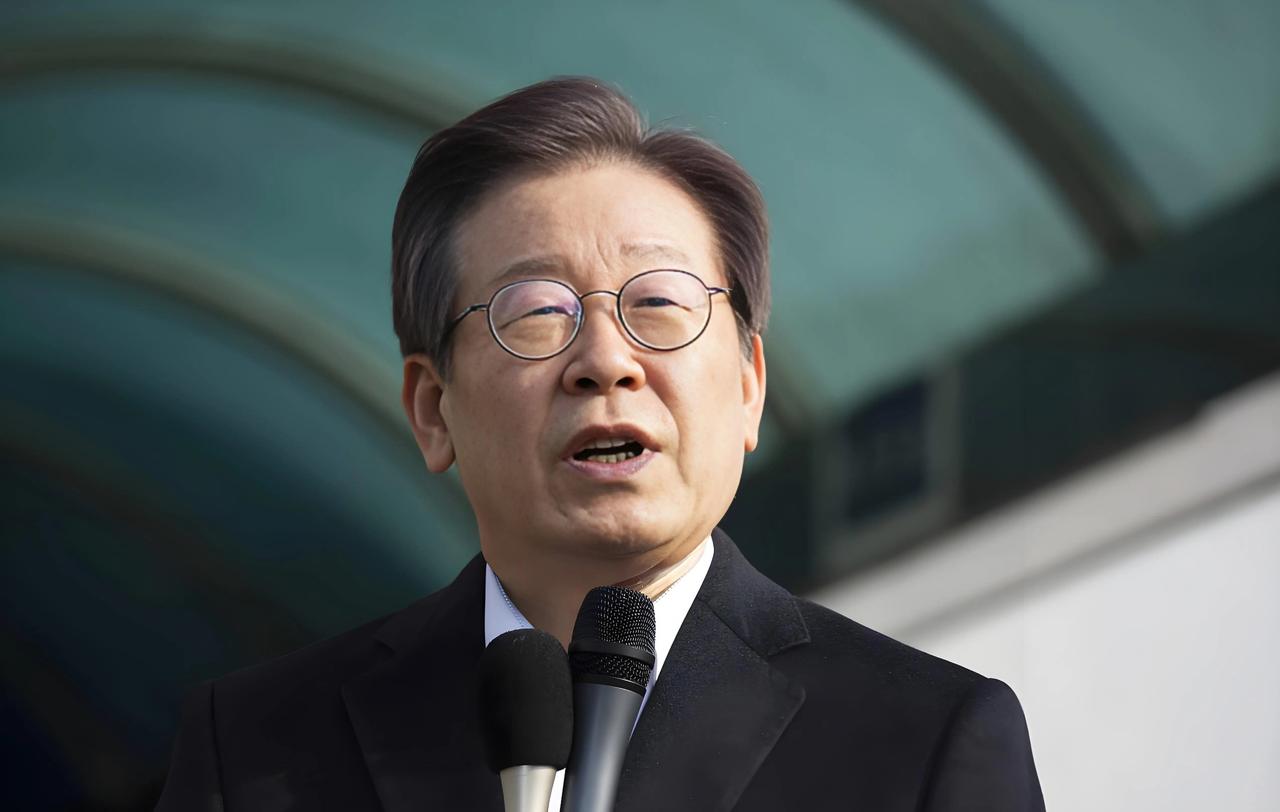 【李在明宣称韩国要成为全球第四大防务强国】李在明贴身保镖火了韩国大火中国妈妈隔窗