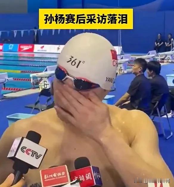 孙杨太厉害了，孙杨复出首战就游出了3分54秒98的预赛成绩排在小组第二，而且感觉
