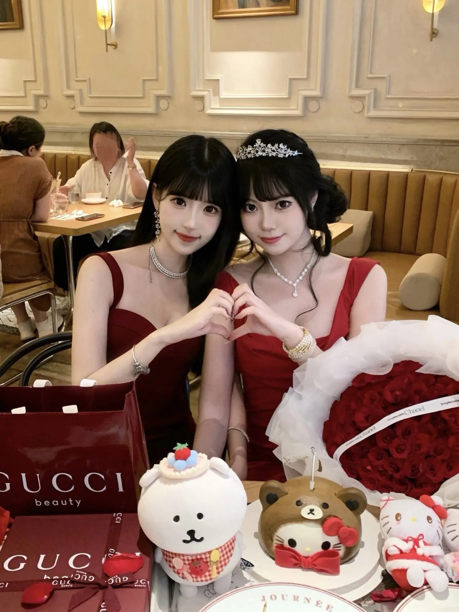 无法分手的两个女人 “亲愛的狮子座公主👸 新的一岁也请继续幸福❣️”