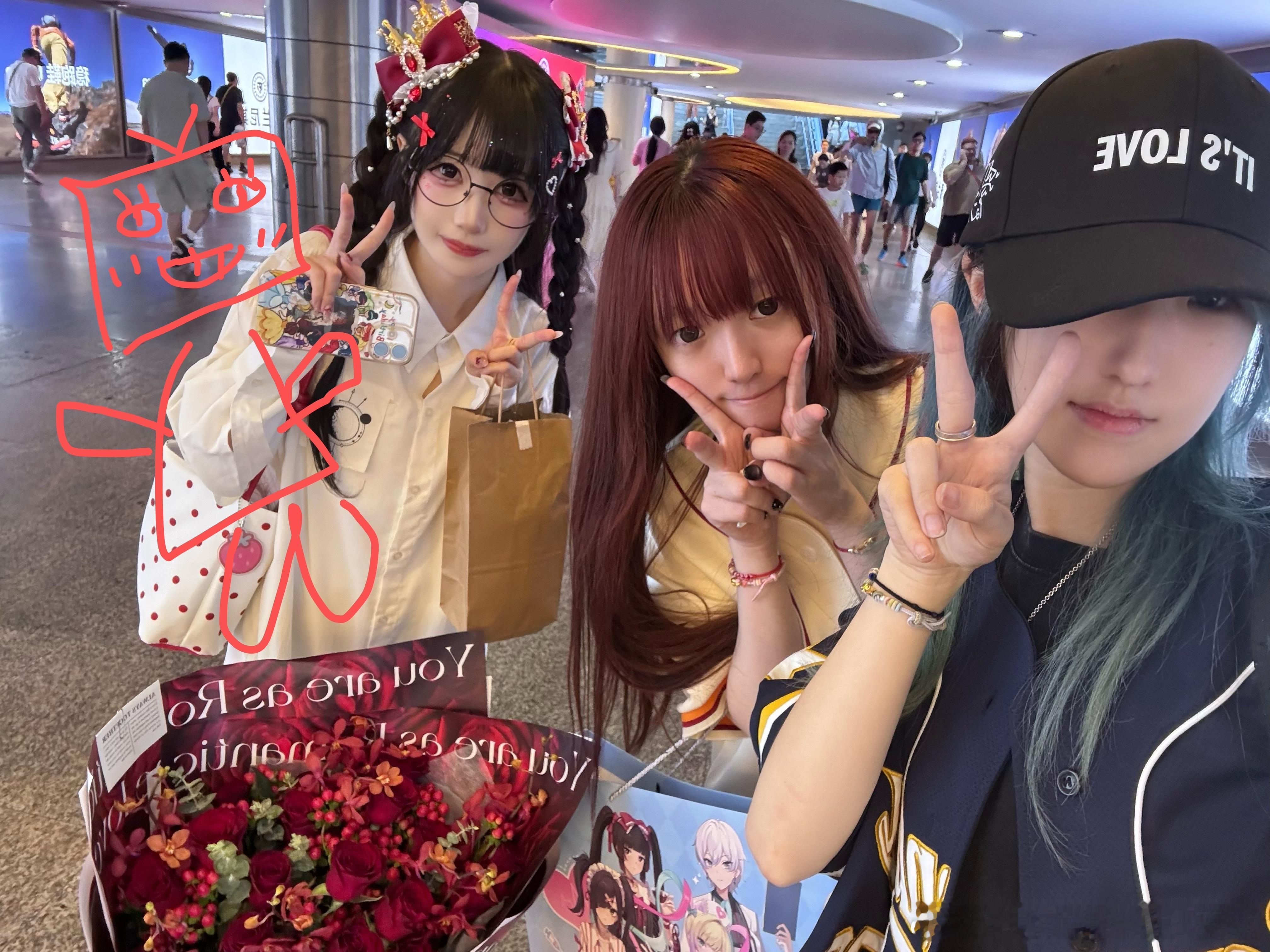 谁知道我在回家路上突然被两个尖叫着冲过来的人拦住的那一刻我有多害怕😱 
