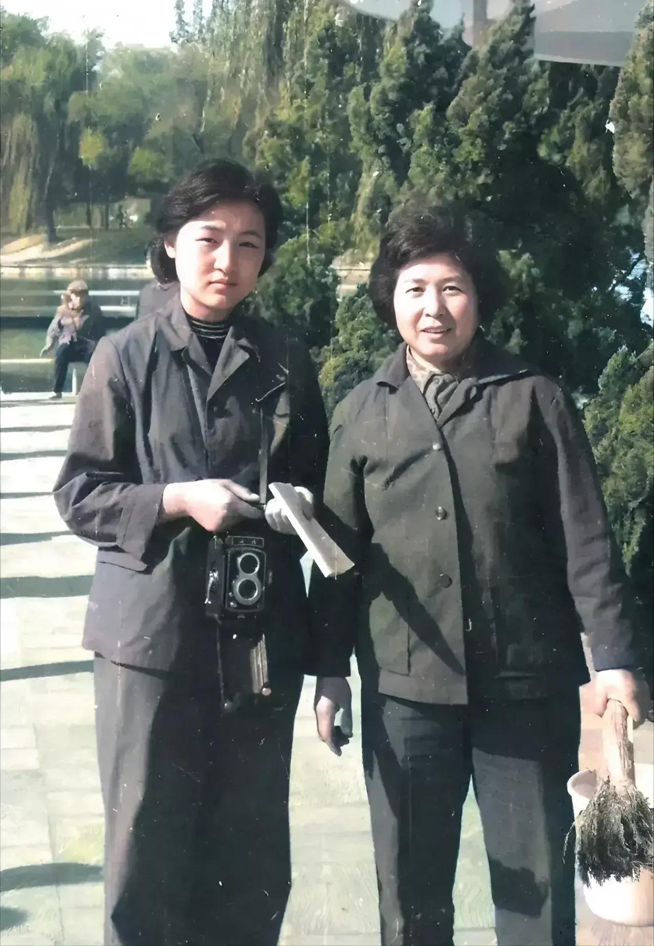 1978年，上海街头，一对母女留下的照片，镜头中的他们穿着涤卡制服，女孩的脖子上