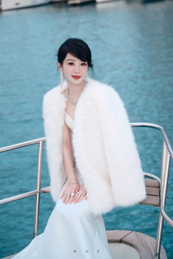 杨紫玉兰花开君再来 💜杨紫董竹君 赛车的终点是赛道的尽头 而我的终点是你身边。