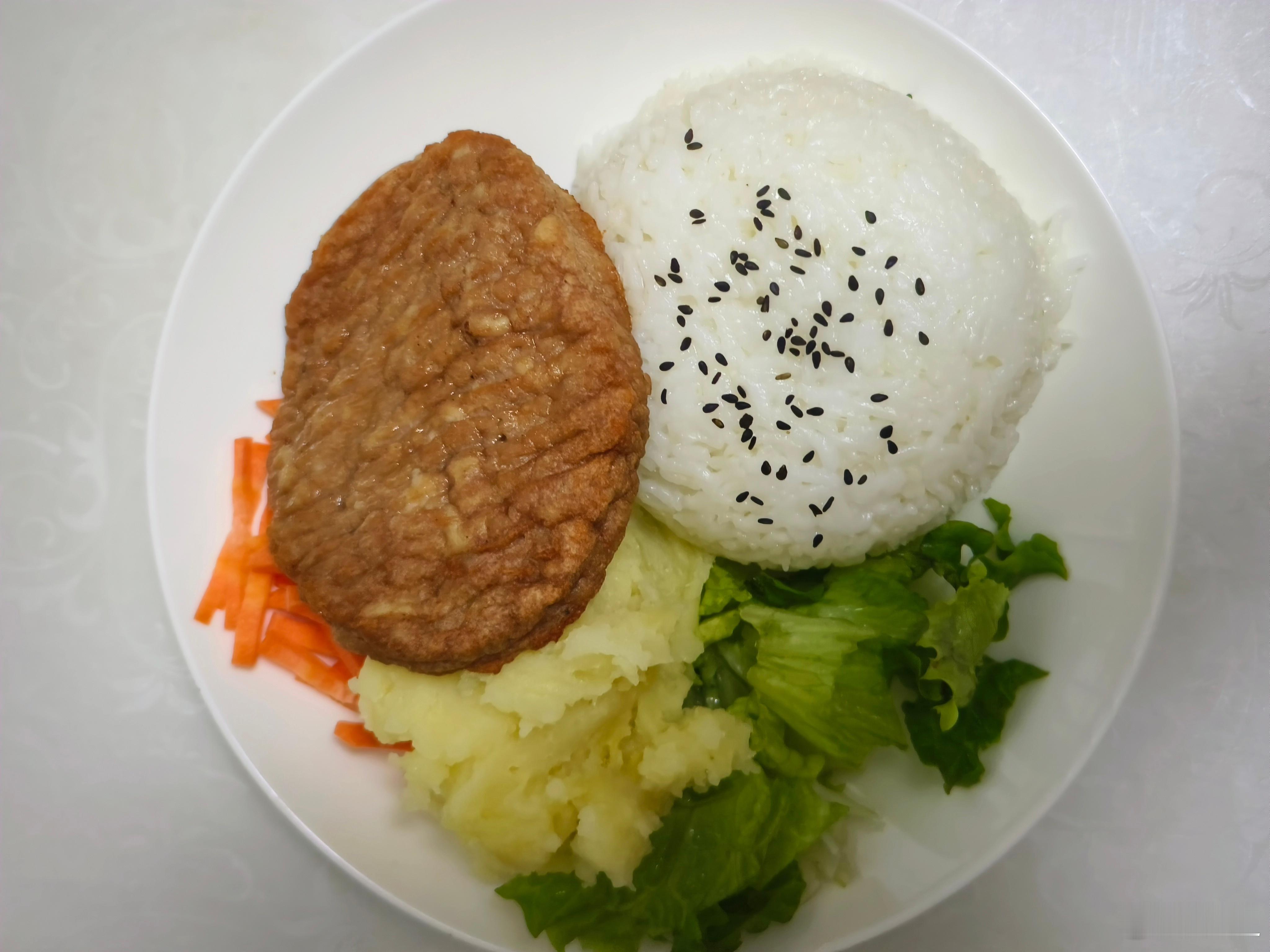 亚洲杯 决赛，刚吃完自己做的晚饭，特别网络买的，吃掉了日式肉饼u23亚洲杯国足赛