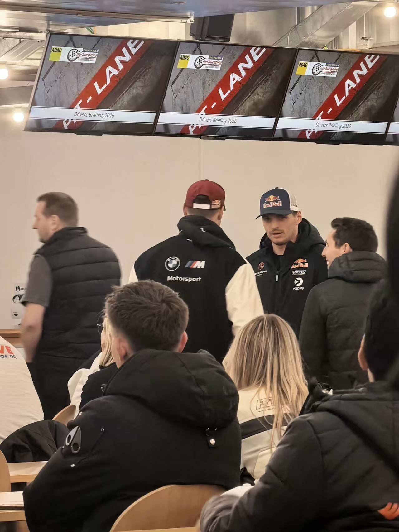 跟我们一起老老实实开车手会的潘潘……