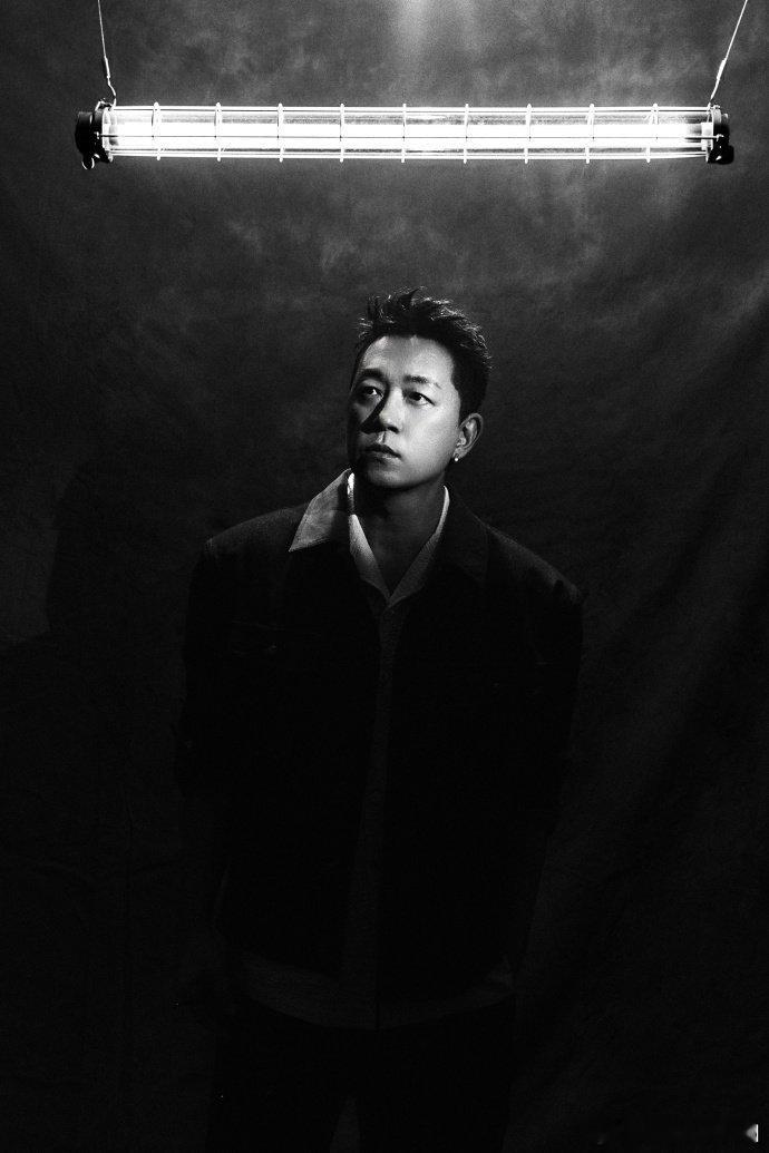 潘粤明案子没破车先破了潘粤明案子没破，车先破了 ，心疼这小车，平白无故吃了一身土