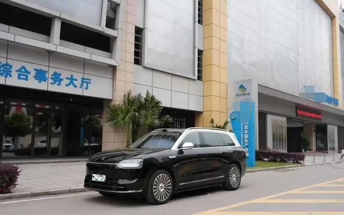 问界m9确实是台好车，外观大气典雅，内部空间大，座椅也非常舒服。底盘减震做的也很