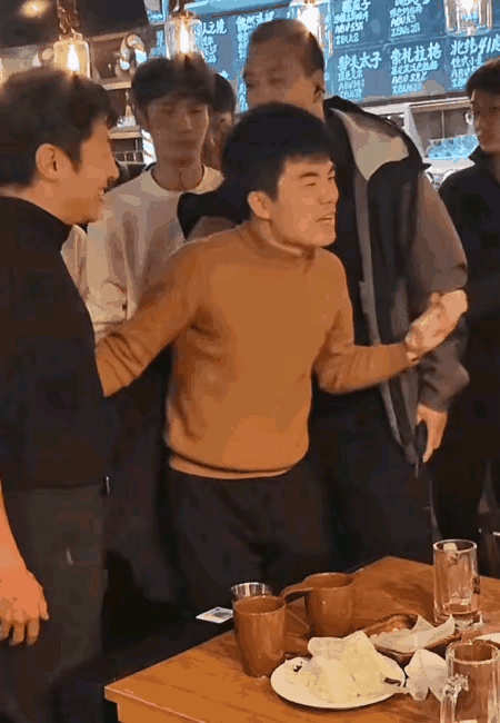 董宇辉，不喝是社恐，喝多是社牛！看到撒贝宁和李白夫妇侃侃而谈，撒贝宁看上去也没少
