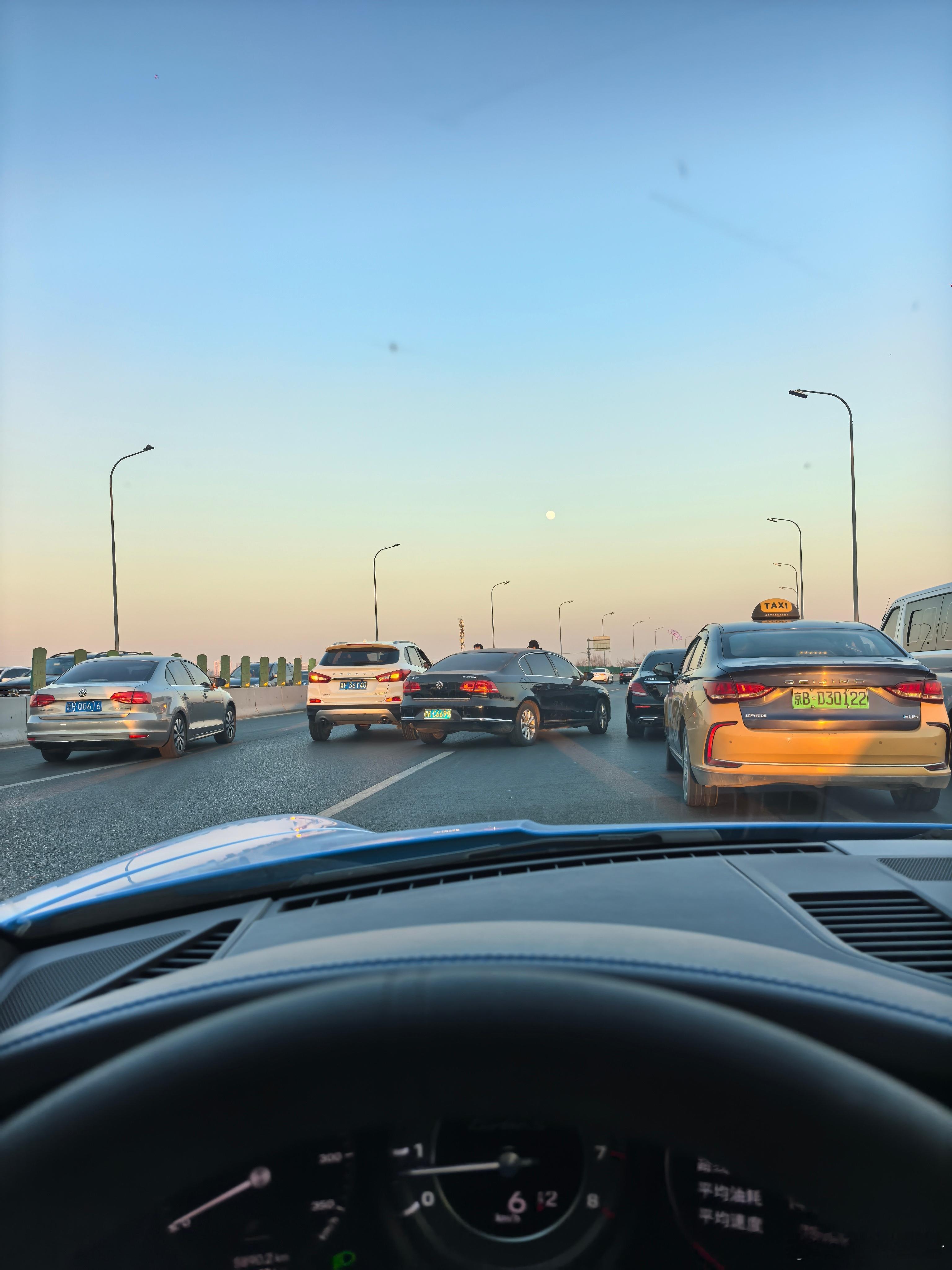 好几起因为加塞产生的事故，生别我的大客，遮挡号牌的渣土车，血压飙升从过杜家坎收费