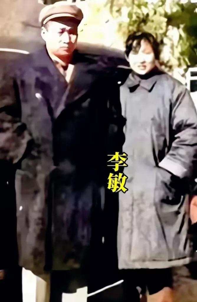 一张兄妹的珍贵照片。
这是一张青年时期的李敏和哥哥毛岸青在一起，留下一张珍贵的合