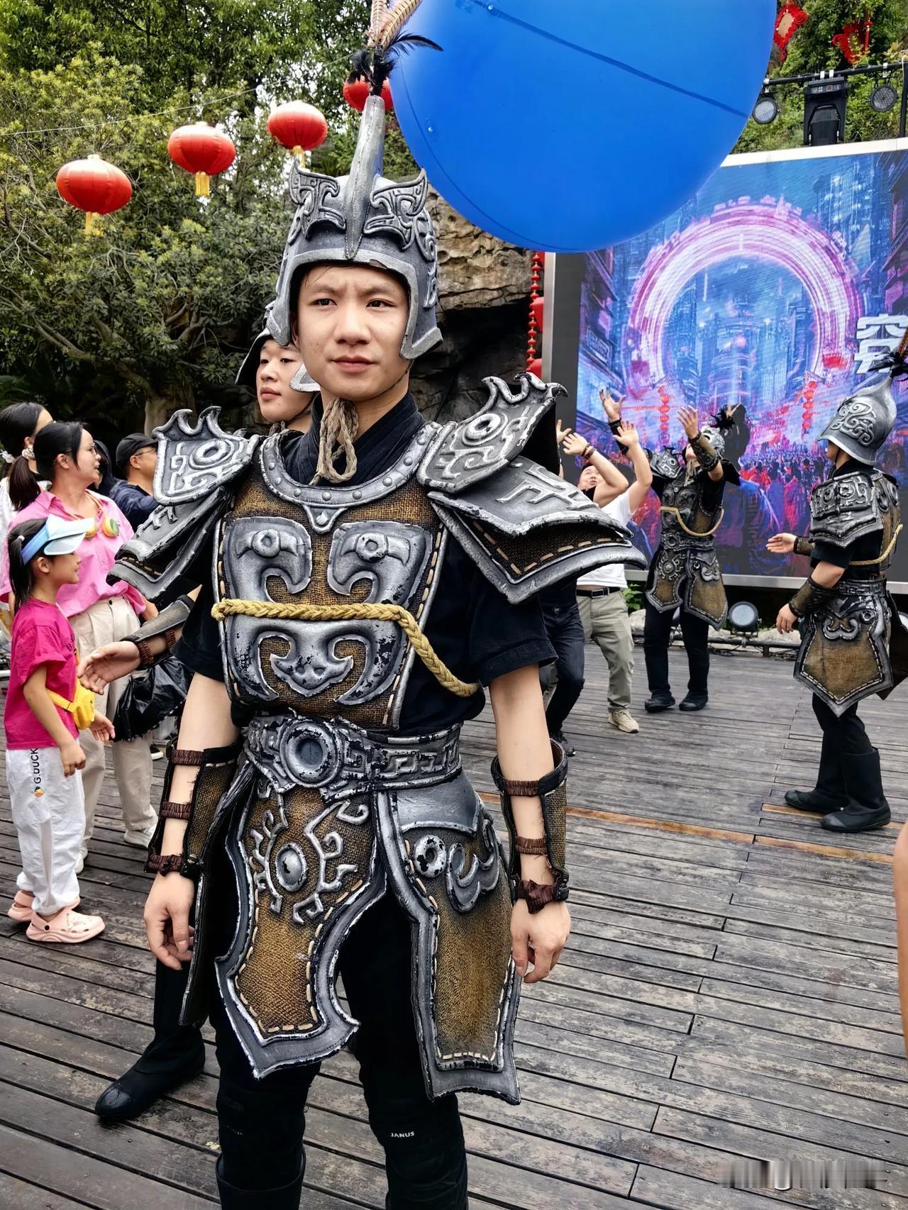 昨夜风声急
秒回西周，入戏封神。
炭河千古情乡的古色古香，
为了三千年前四羊方尊