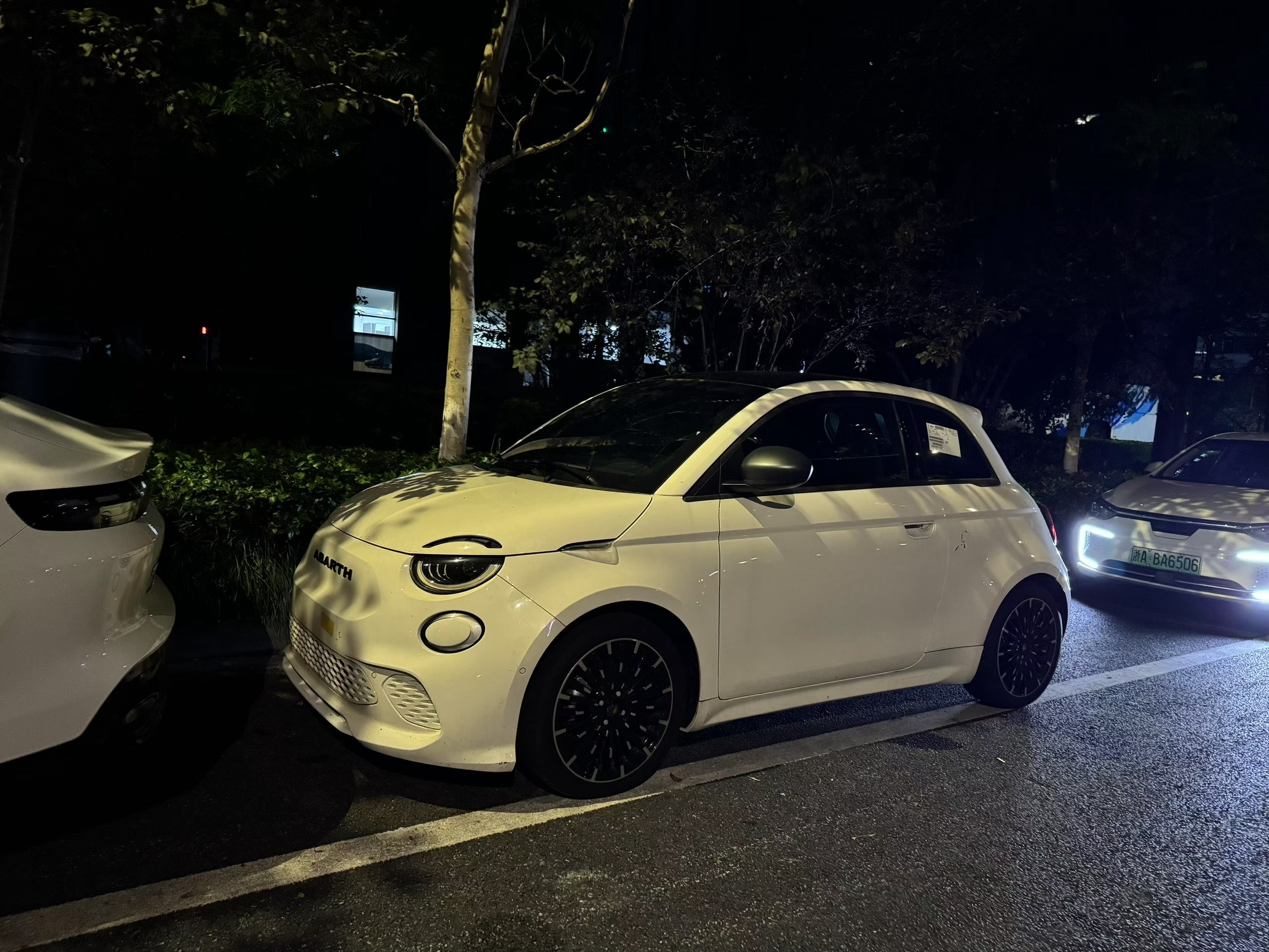 朋友拍到的Abarth 500e！[哆啦A梦吃惊]杭州也是好起来了，自从有了零跑