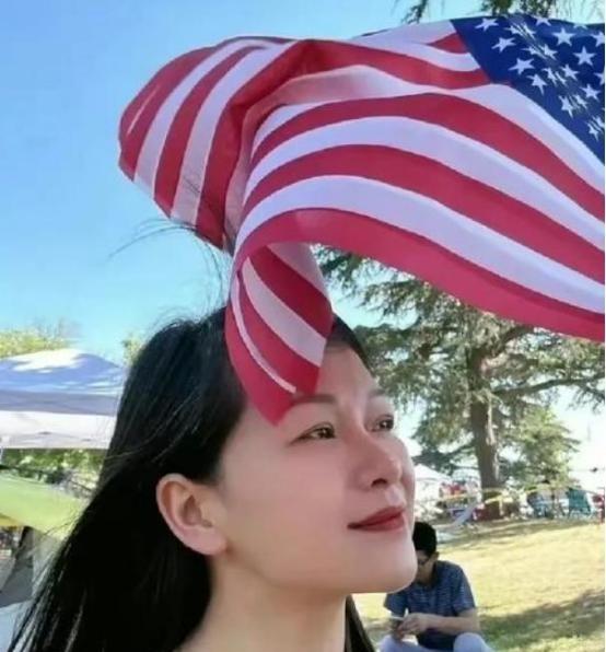 中国知名美女作家称在国内压抑不自由，让她活不下去，于是她抛弃父母，带着年幼的女儿