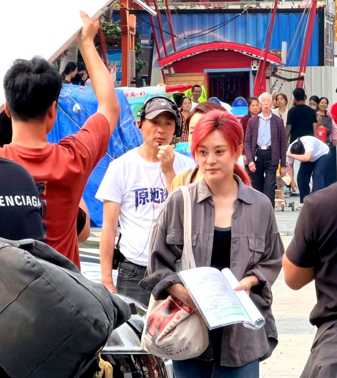 43岁明星街边拍戏被围观，结果网友焦点全在她那头红发和手里的剧本上！
说实话，孙
