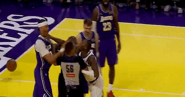 酷毙了！詹姆斯谈海斯为东契奇出头：
 

詹姆斯看着海斯为兄弟东契奇挺身而出，他