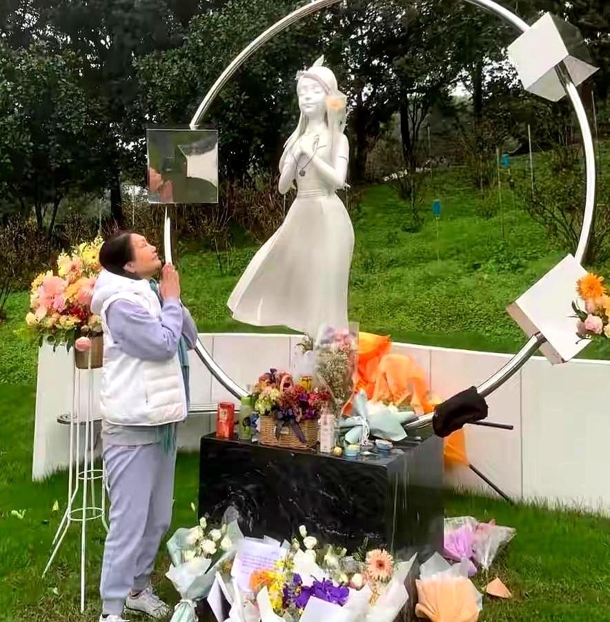 大S走了一年多，S妈现在最宽慰的事，是女婿具俊晔天天上山陪女儿吃早饭。
 
最近