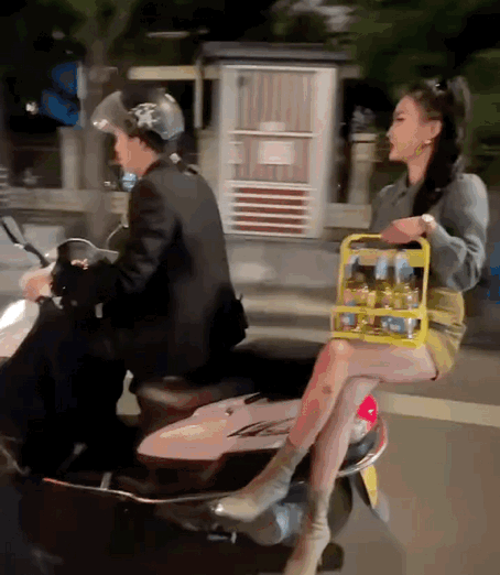 美女赶场呢！这就是翘首以盼吧