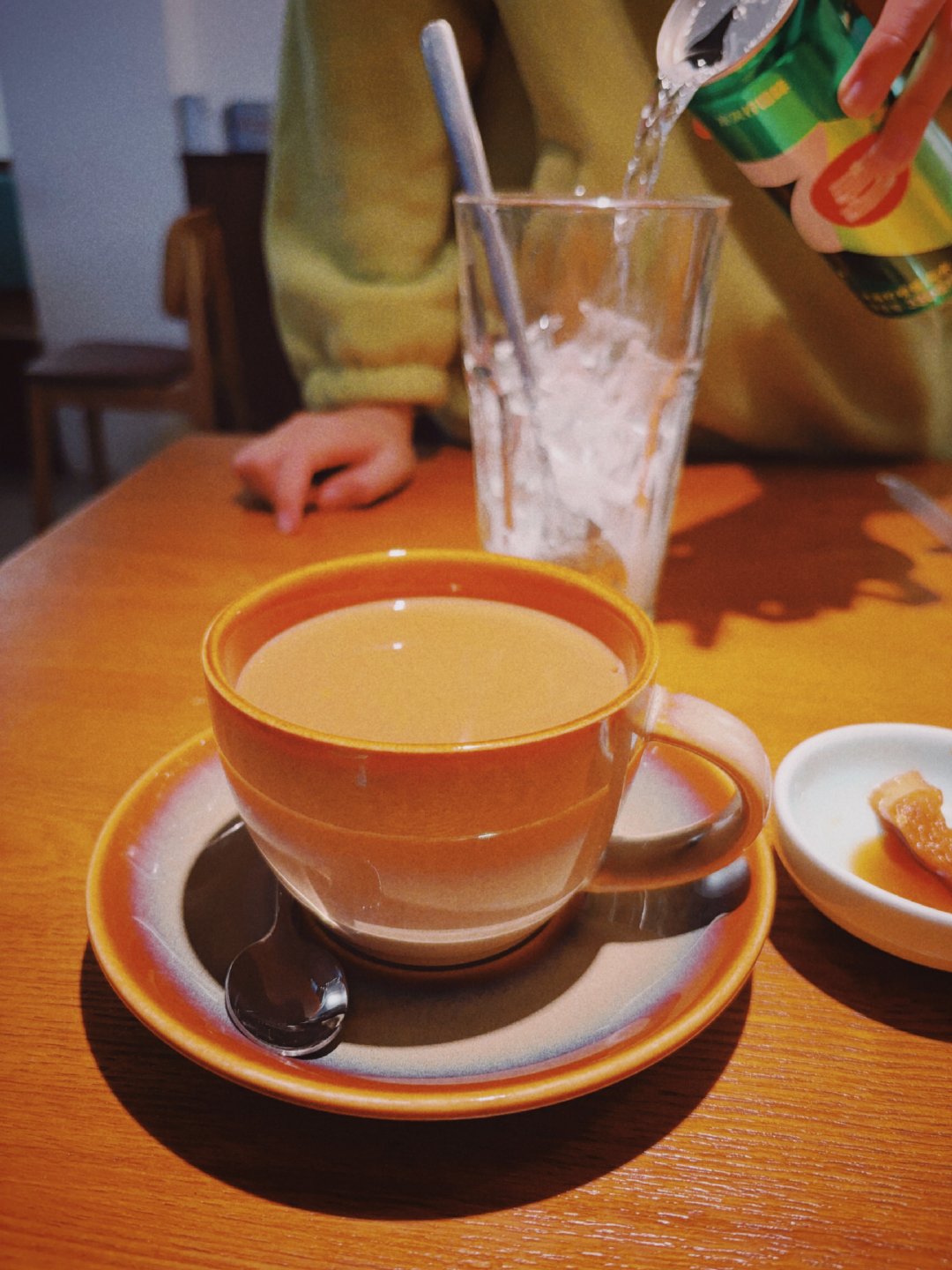 唉，宁波想找杯鸳鸯都找不到店卖，茶餐厅大多只有奶茶，还不好喝。 