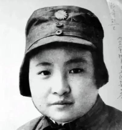 1941 年，女地下党员施奇被敌人轮番侵犯，染上了梅毒，导致她身体溃烂发臭，没想