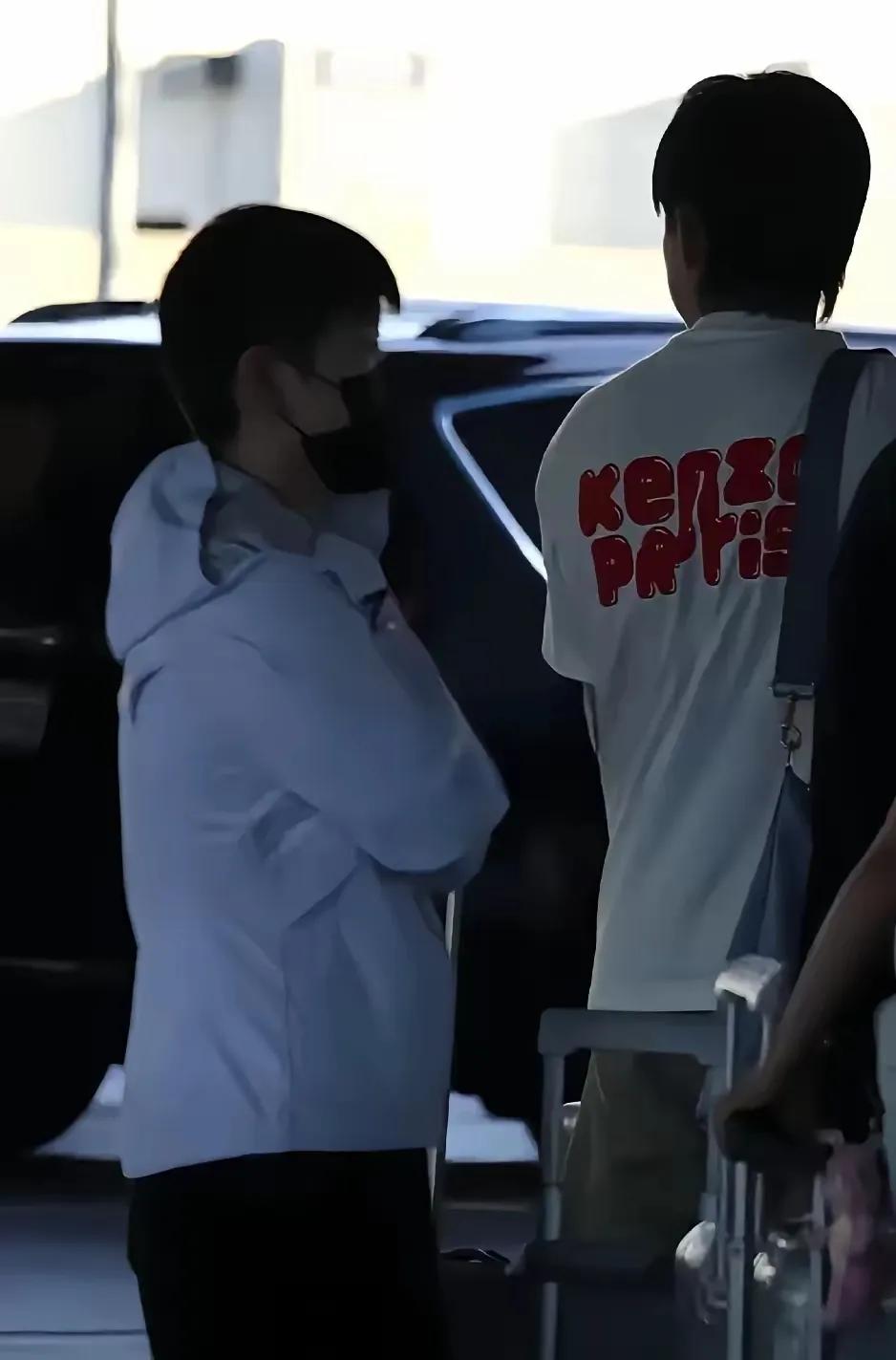 家人们

谁懂他的卑微啊

在美国，五米定律消失了，两人再也不用装作互不理睬了。
