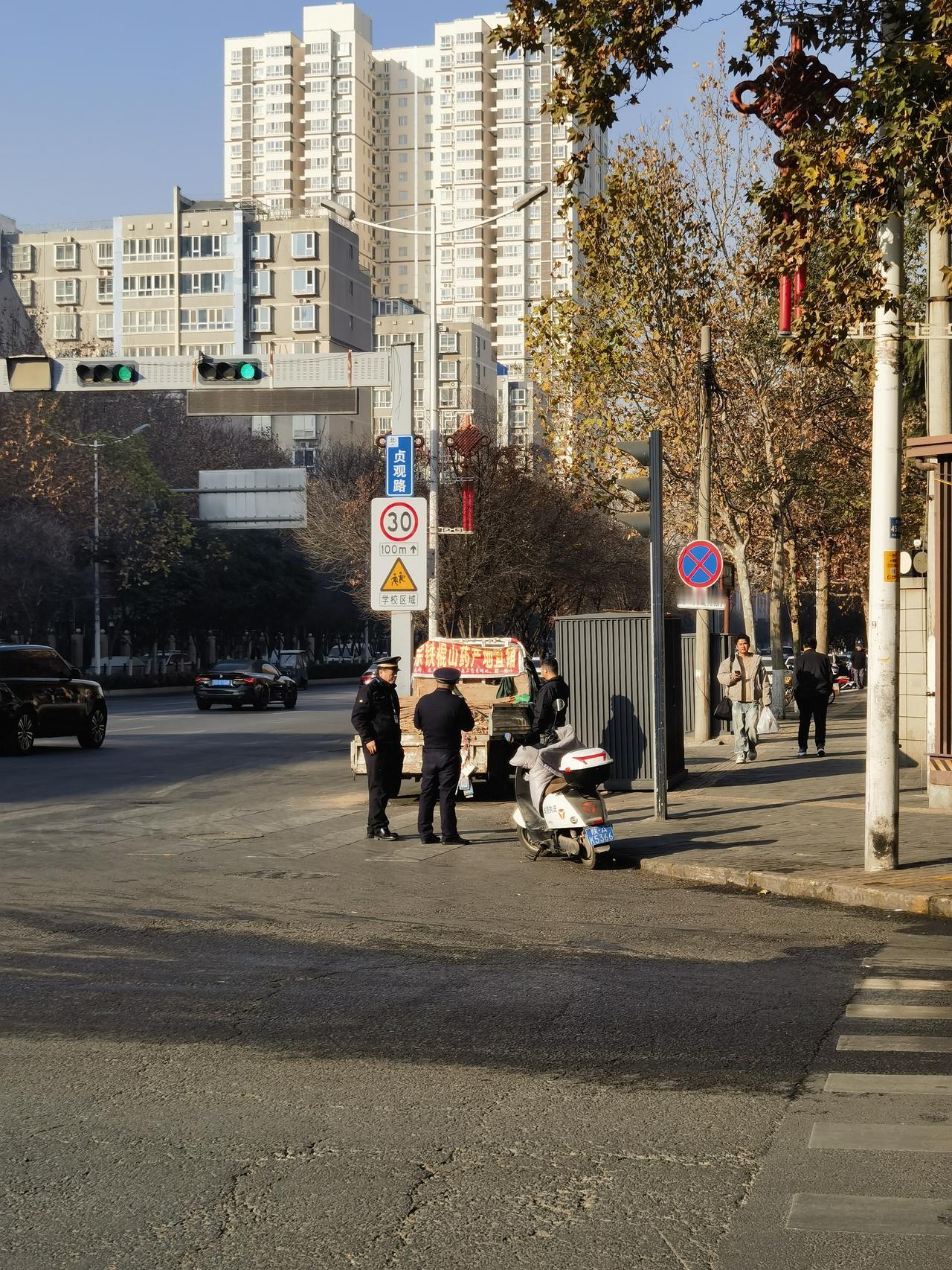 发一张照片看看你在哪里看看周末我们市场管理人员正在加班对随意摆摊设点人员进行执法