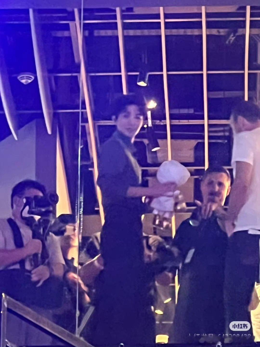 王俊凯利雅得观赛电竞世界杯热血沸腾的电竞世界杯，王俊凯一身衬衫西装裤帅气现身。身
