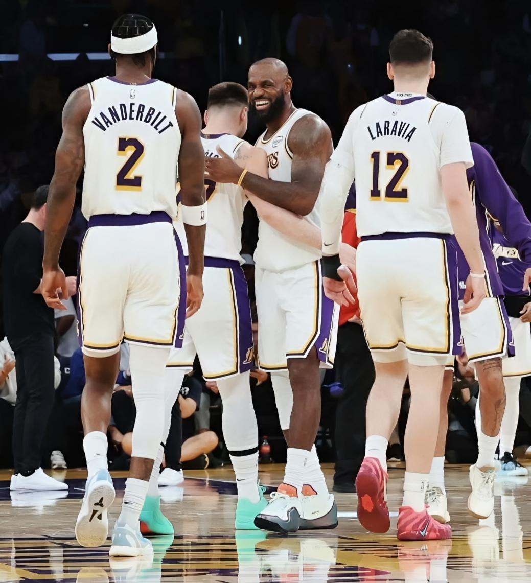 詹眉挡拆终于演变成了东詹挡拆，湖人的赢球密码找到了。

湖人主场连克灰熊取得两连