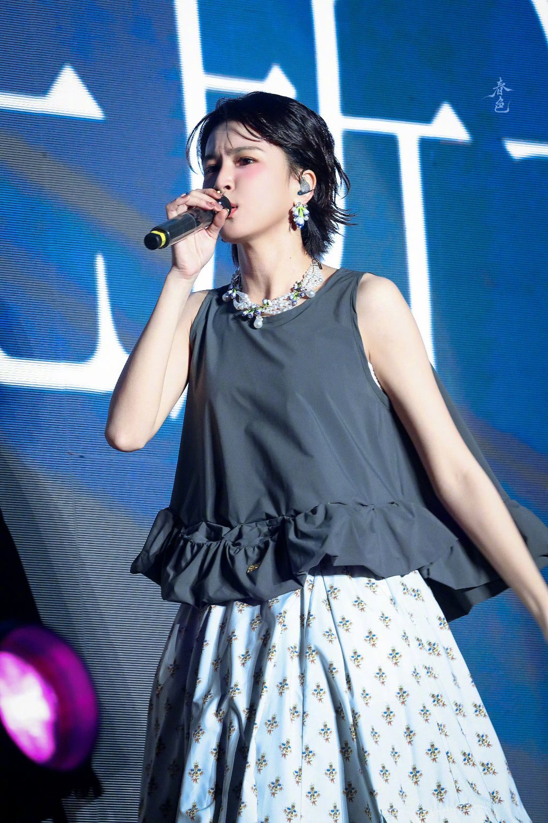 曾沛慈日照舞台曾沛慈亮相星河回响日照演唱会，连唱六首经典曲目，嗓音温柔治愈，舞台