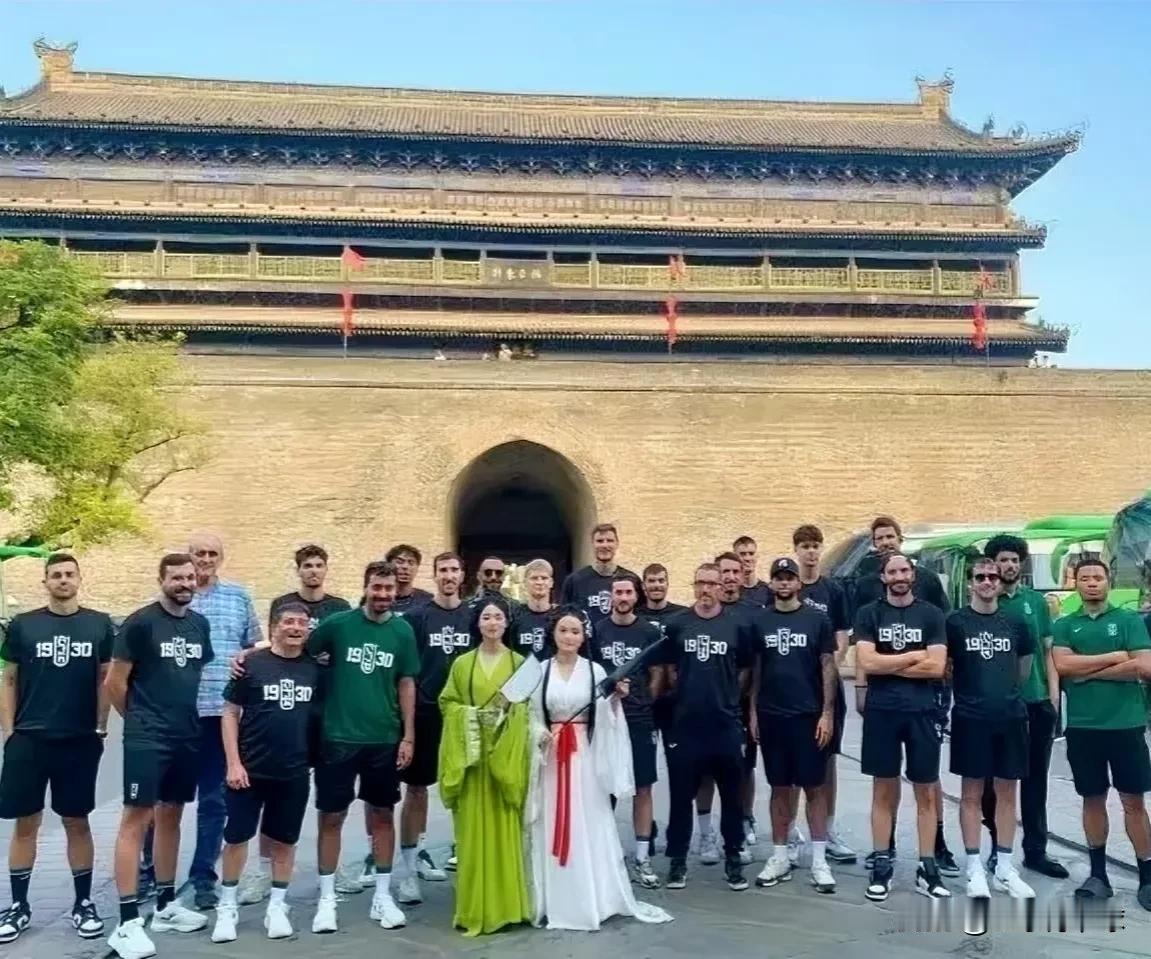 松弛感！尤文图特俱乐部来旅游，顺便赢了中国男篮！

看看别人这个状态，明显就是过