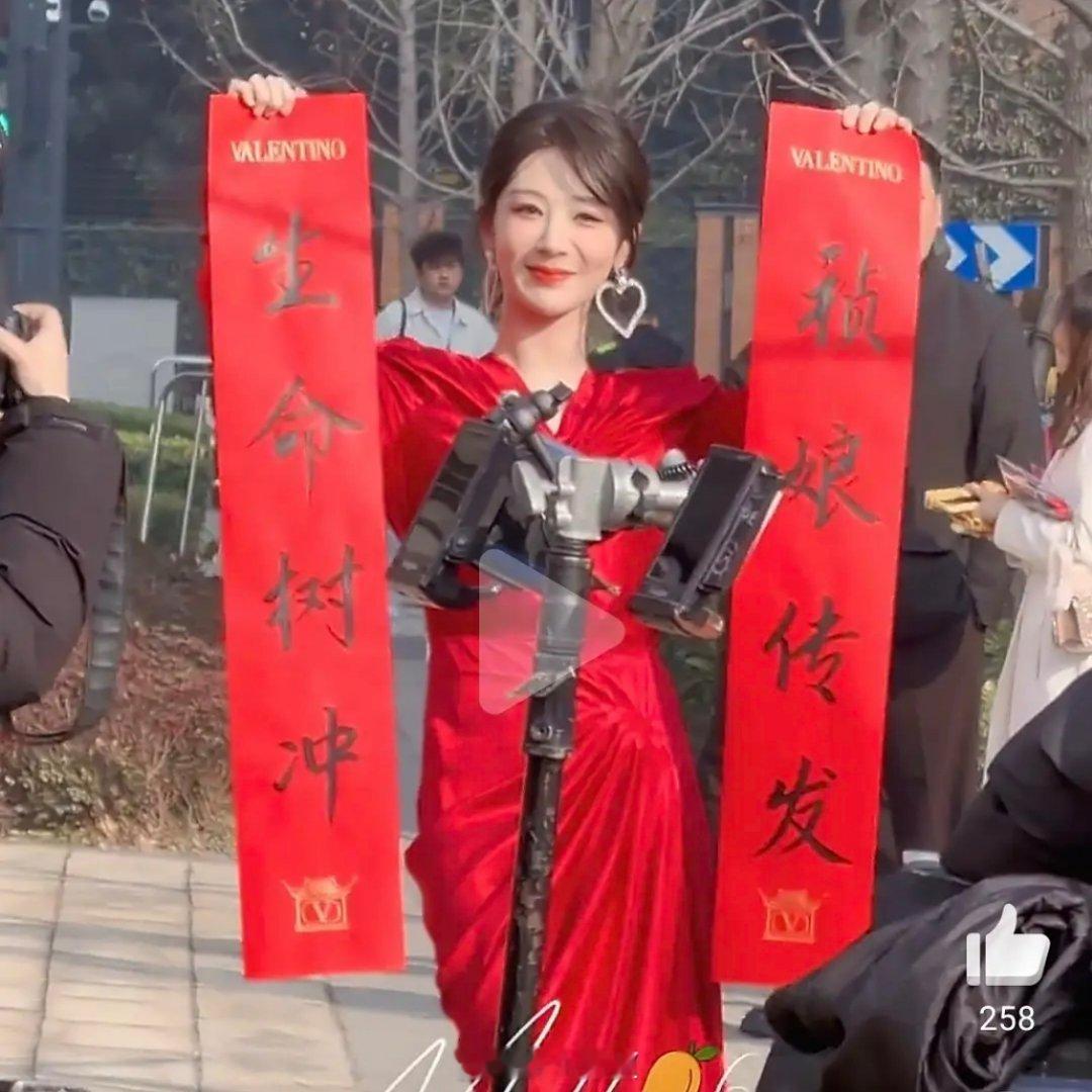 杨紫身为剧花的自觉，随时随地搞剧宣 