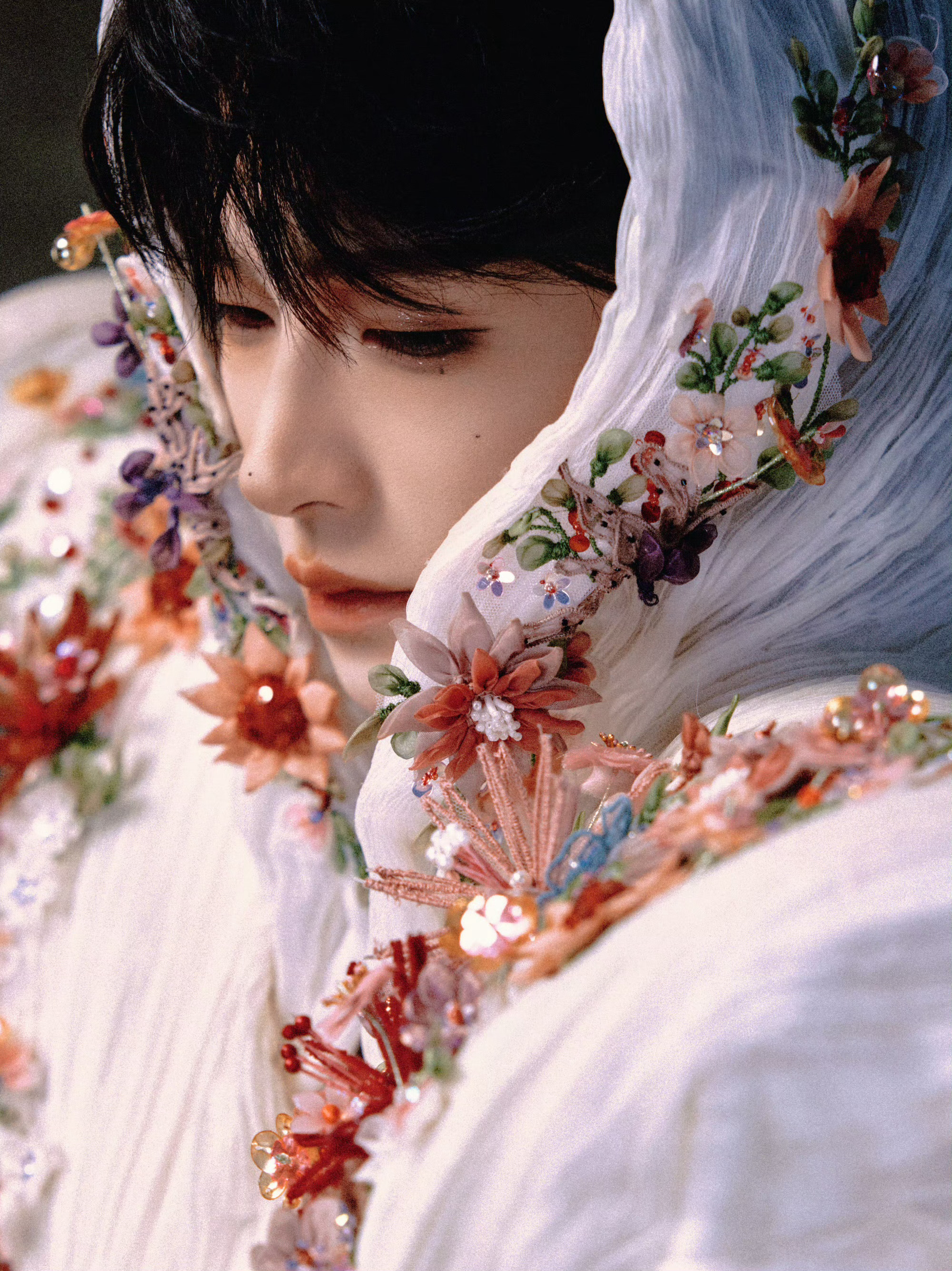 刘宇一组全新造型释出 ，演绎新晋高定品牌 Manish Malhotra 首季高
