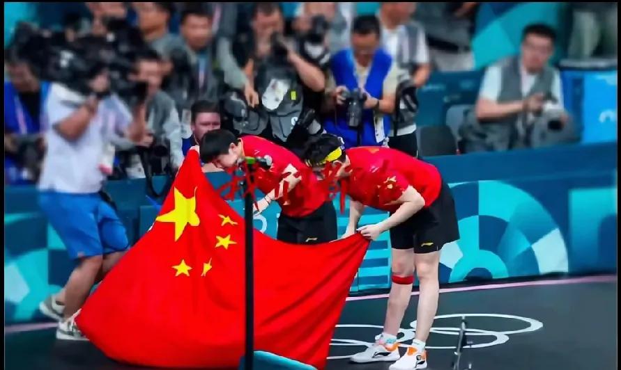 赛场闪耀中国红，孙颖莎、王楚钦高举国旗，那抹鲜艳是拼搏的勋章，是荣耀的见证✨ 他