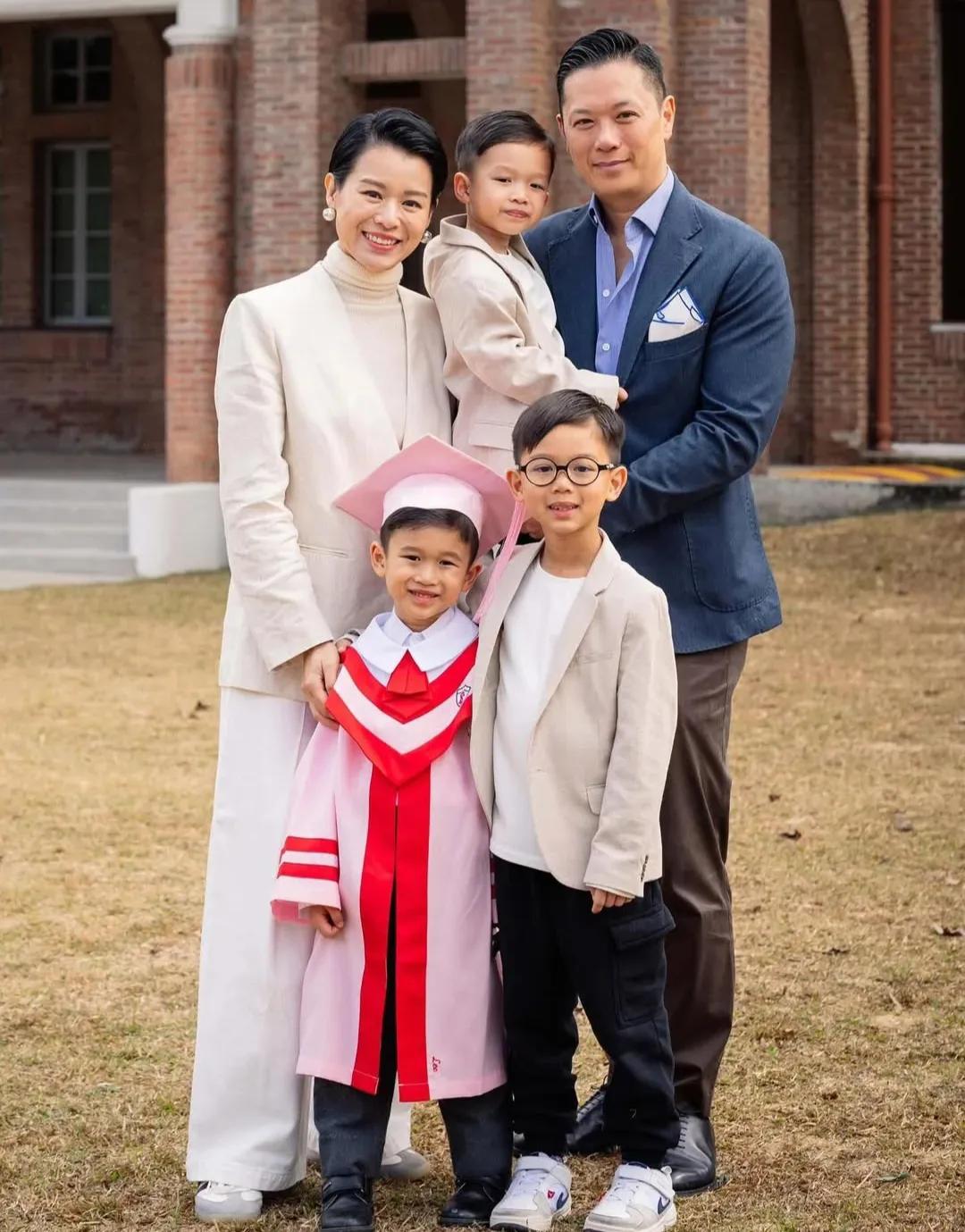 胡杏儿一家合影。三个儿子长得都好像，并且都好帅。大儿子俊俏懂事，二儿子秀气乖巧，
