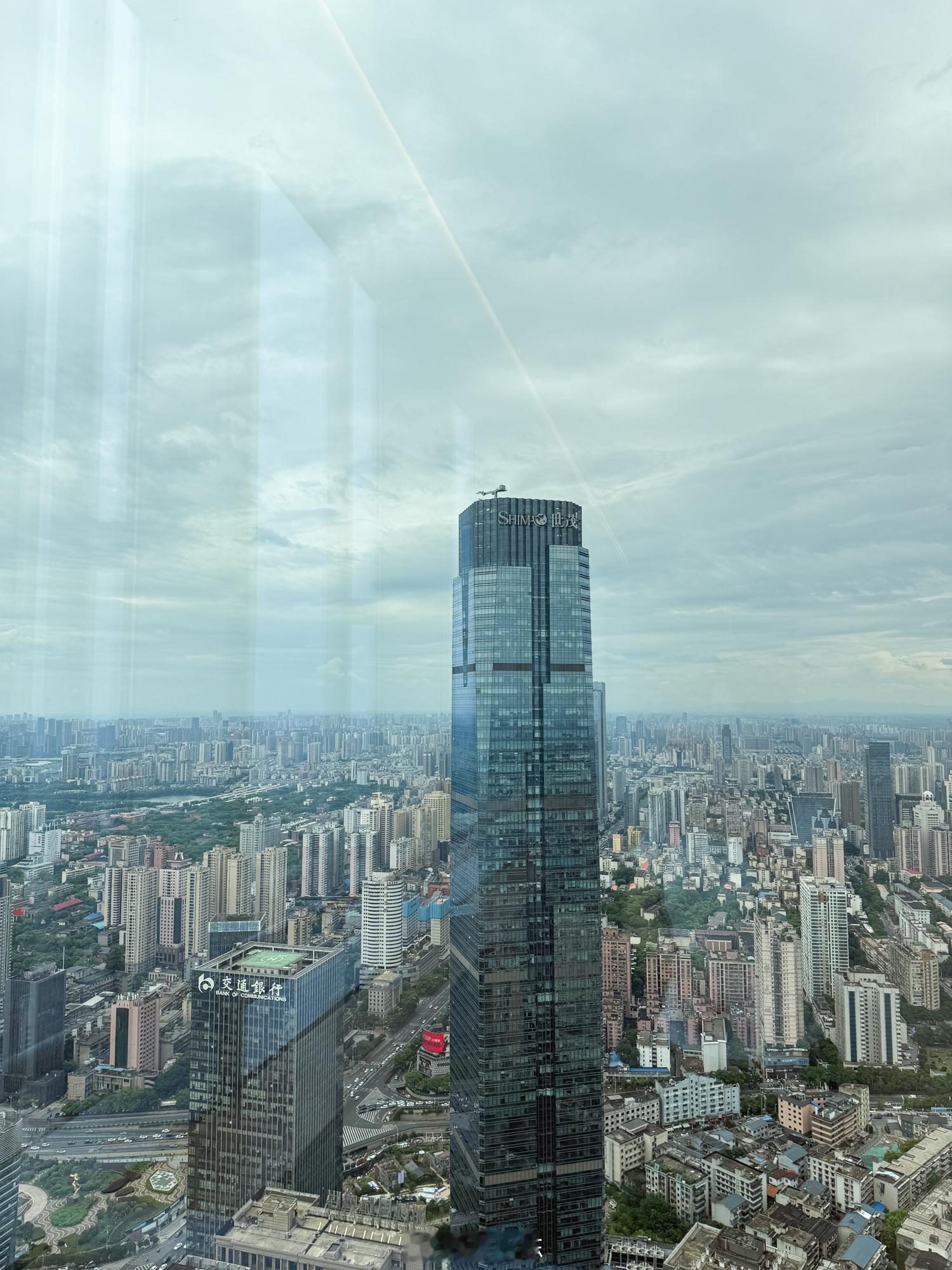 这次去长沙选了国金IFS楼上的柏悦，主要是方便加景观不错，我们房间是城景➕江景，
