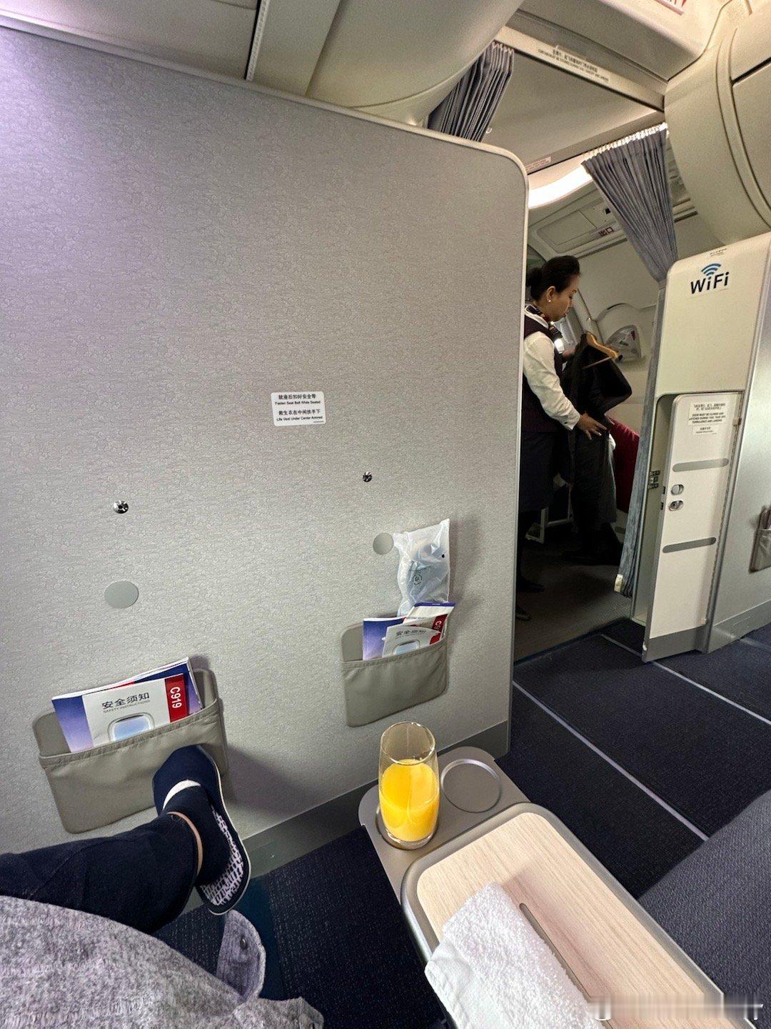 慢镜头[超话]慢镜头 C919前排初体验，乘务组热情度满分 ​​​