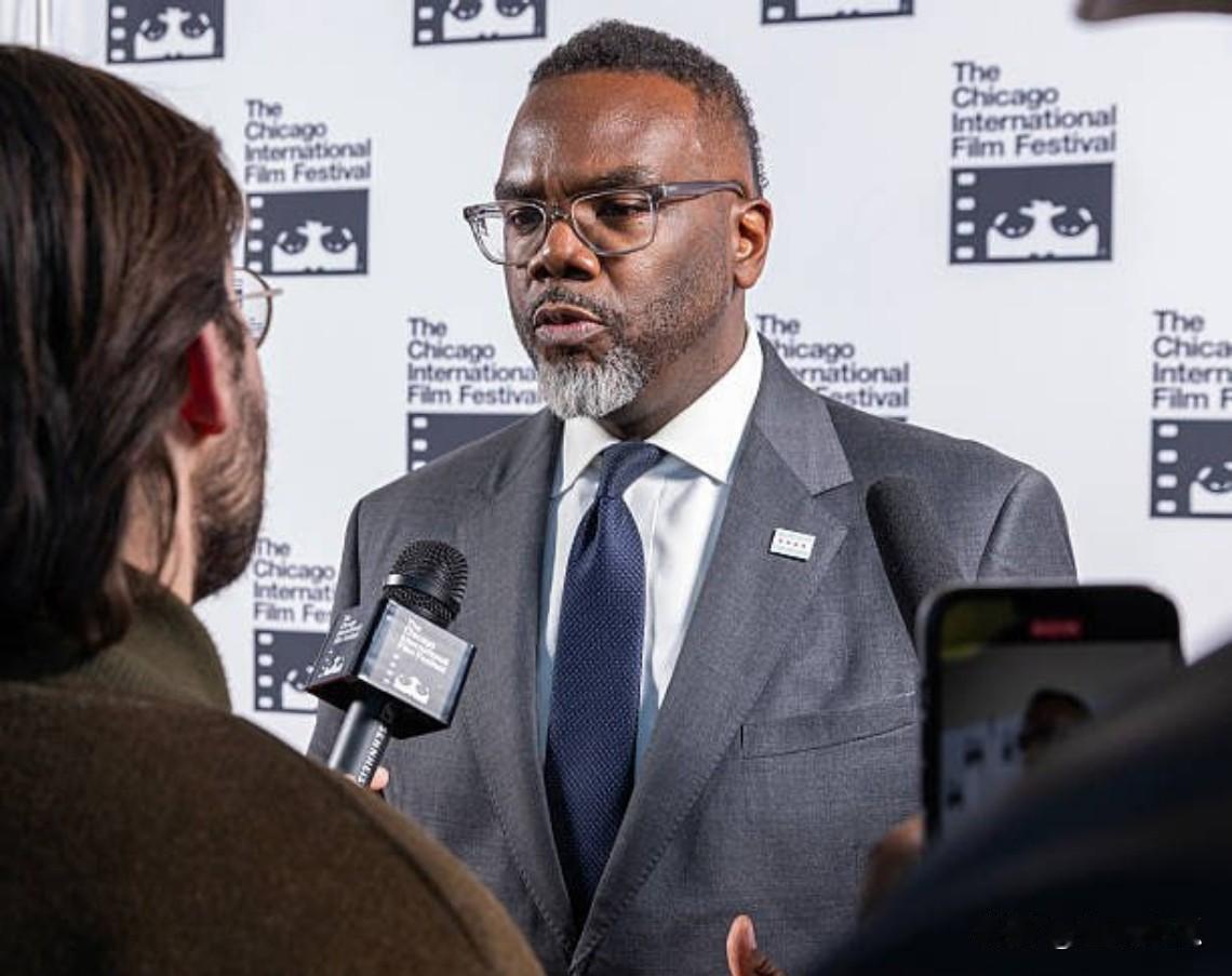 美国市长芝加哥市长布兰登·约翰逊反对特朗普，对委内瑞拉的侵略行为是非法的，这一非