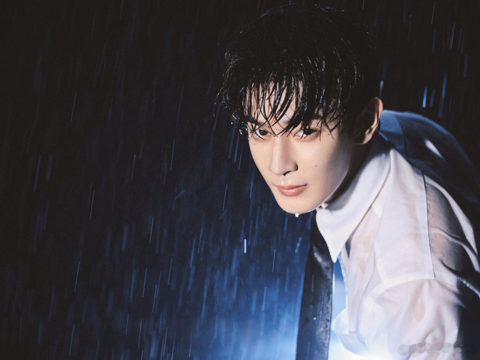 雨落裁影，眉目藏尽星河意。欢娱影视生日写真今日释出！夏之光0104生日快乐