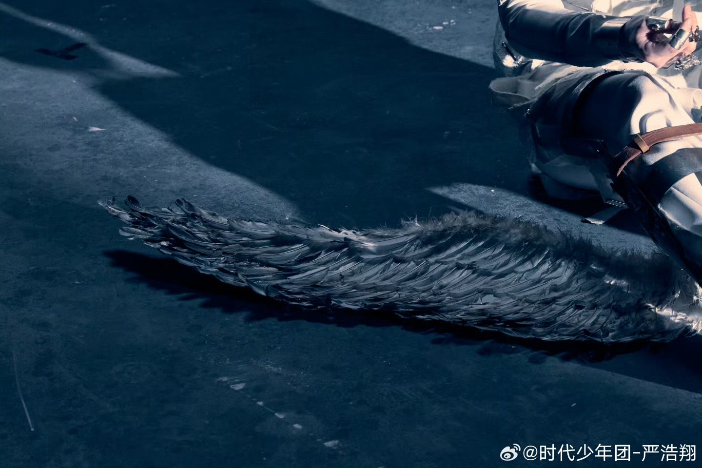 严浩翔个唱舞台严浩翔的SM2概念预告太绝了！机械美学与暗黑羽毛的碰撞，复古场景的