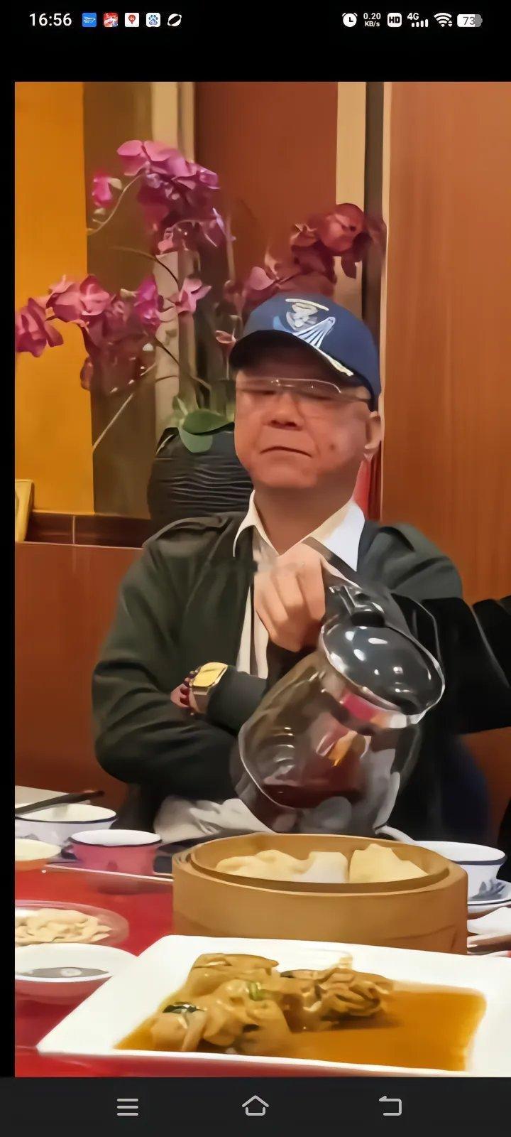 有网友扒到梁小龙，和日本海上自卫队的人员一起吃饭 