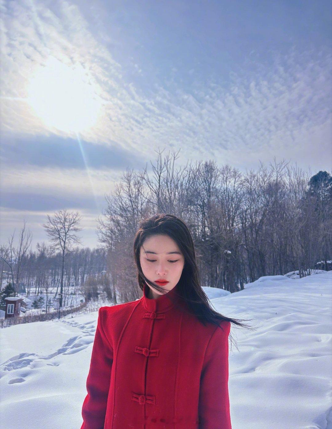 张馨予晒何捷为她拍的雪地大片  张馨予自称一生都要出片的中国女人 演员晒出老公何