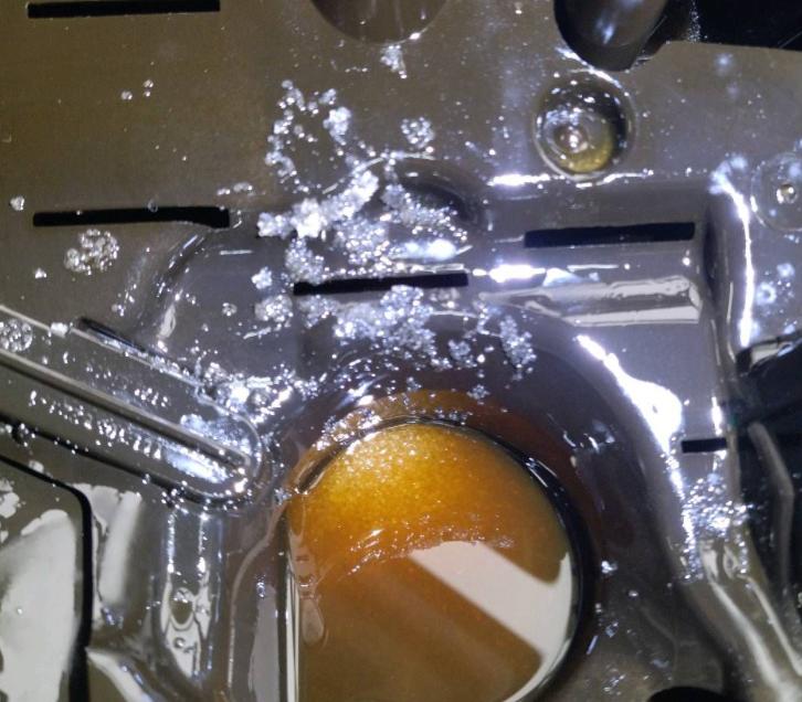 被人往发动机里撒白糖！这是得罪了谁？
前段时间鉴定了一台奥迪Q5，车主自述发动机