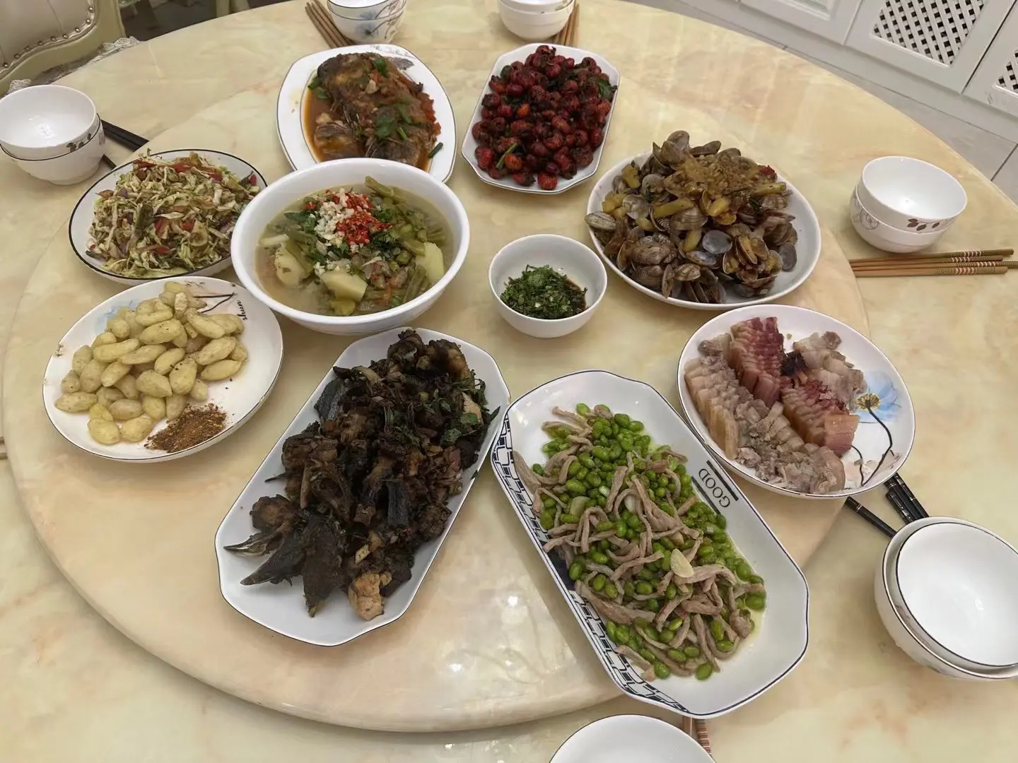 对外说不会做饭 关起门来自己吃