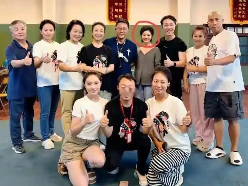 直到看见《主角》合照，才发现刘浩存的头有多小，就像单独开了小头特效一样！ 