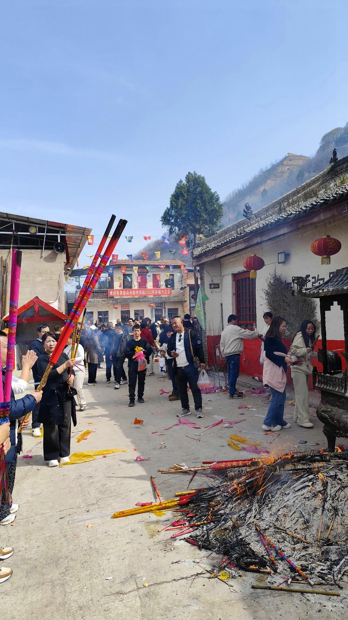 【2026老洞会实拍（5）】这座庙，是顺着山势掏出来的。一孔孔窑洞层层叠叠往上摞