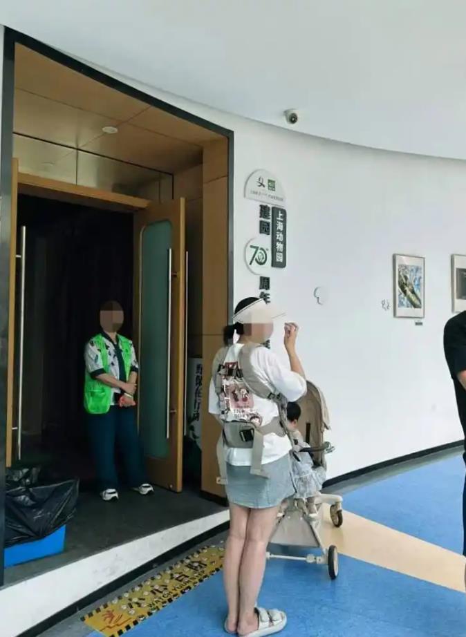10月龄婴儿在展馆内喝奶瓶被赶出，核心问题在三个方面