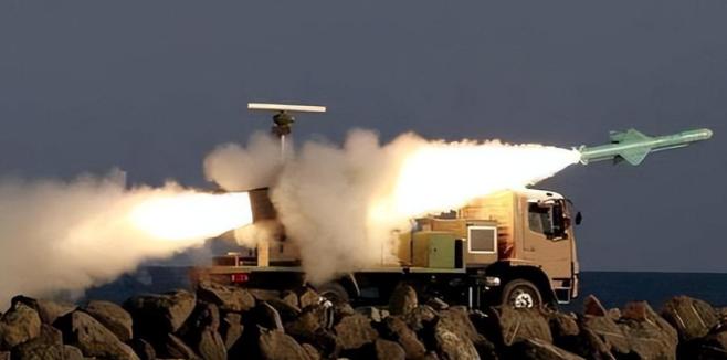 真打爆了！伊朗反舰导弹锁定海峡咽喉，科威特美军基地火光冲天。数十万大军全面战备，