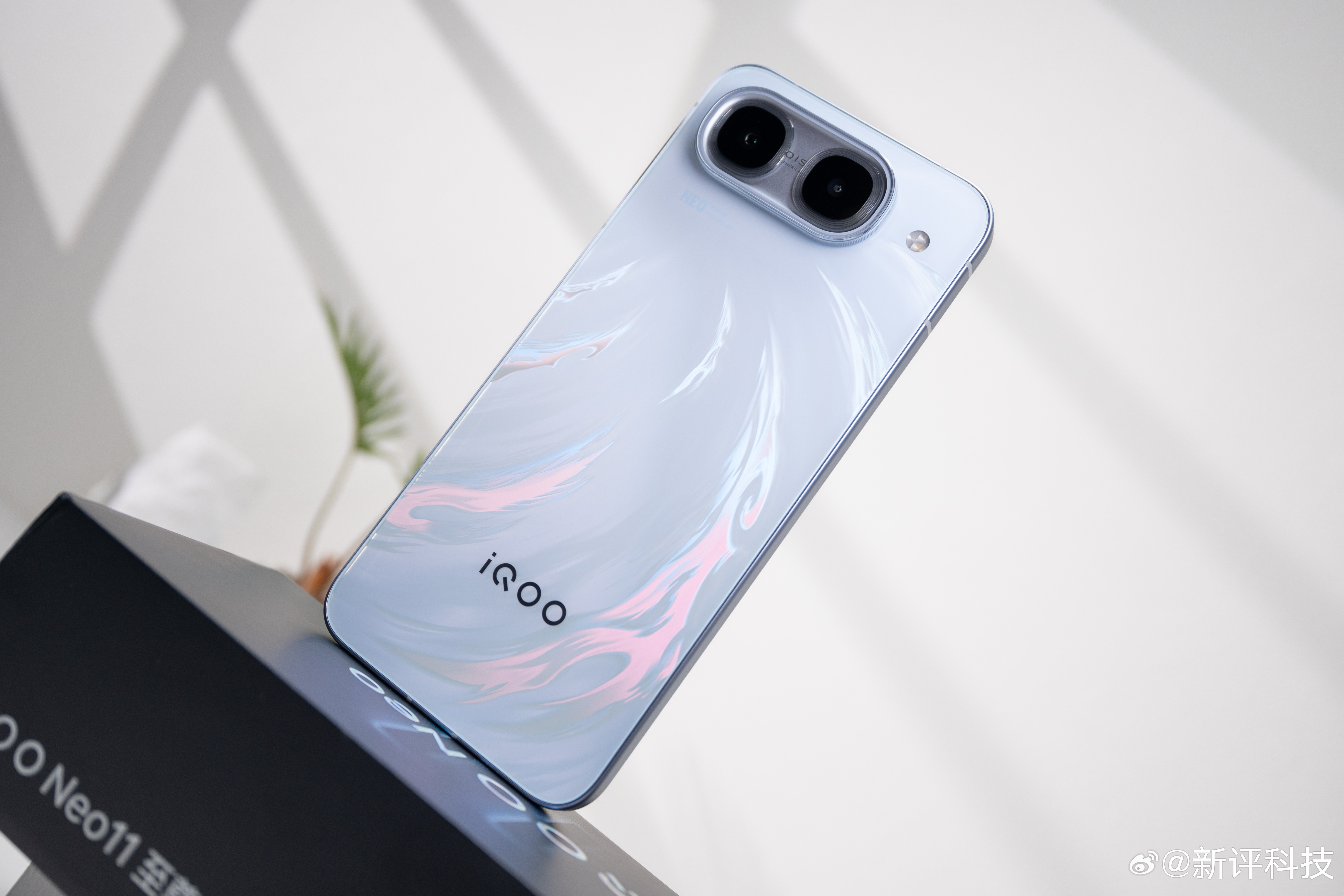 iQOONeo11至尊版今天晚上就要发布了，先给大家看组媒体机的开箱。这台手机的